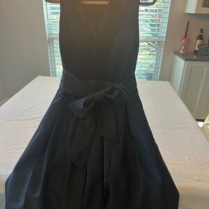 Elegant Black Sleeveless Dress with Bow